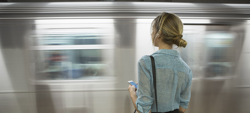 Chica se cae en las vías del metro por mirar su celular